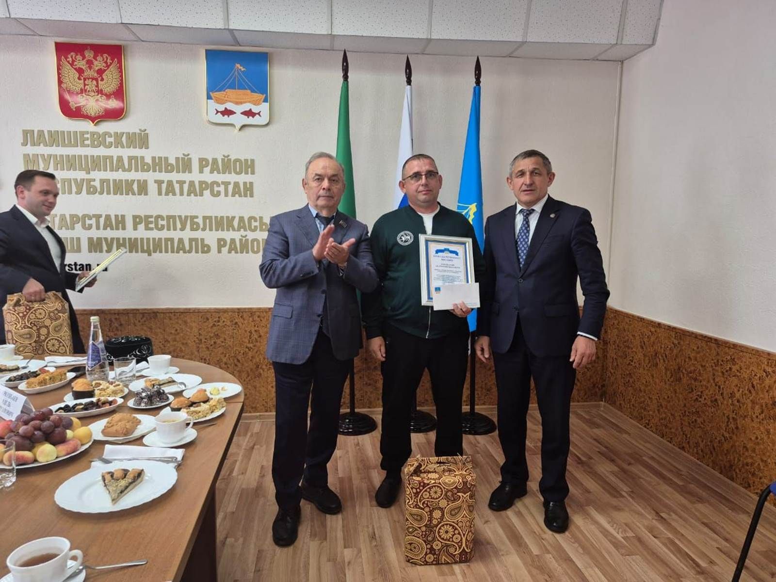 Район башлыгы Абилимпикс һөнәри осталык чемпионатында катнашучылар белән очрашты