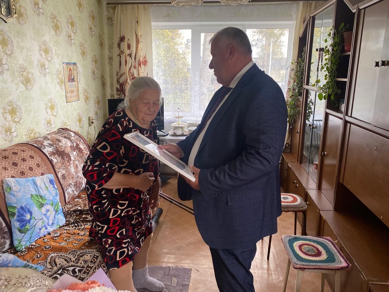 В Лаишевском районе ветерана труда поздравили с 85-летием