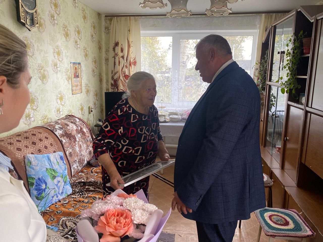 В Лаишевском районе ветерана труда поздравили с 85-летием