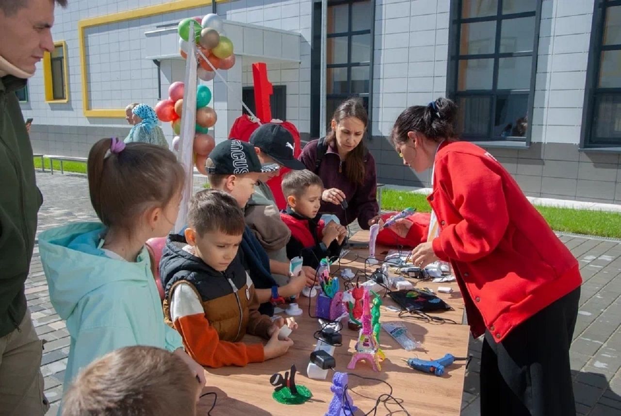 На дне рождения лицея «Гармония» в Лаишевском районе проводили мастер-классы по иероглифам и робототехнике