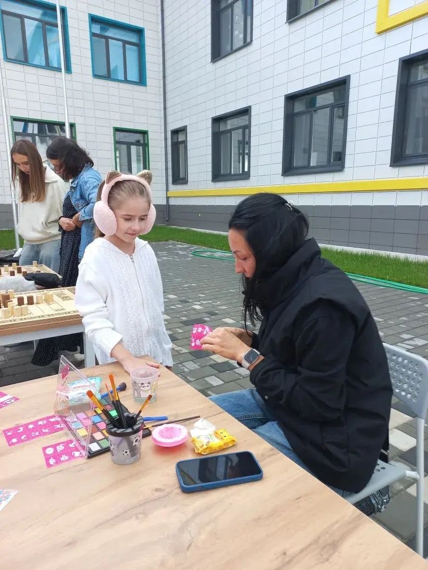 На дне рождения лицея «Гармония» в Лаишевском районе проводили мастер-классы по иероглифам и робототехнике