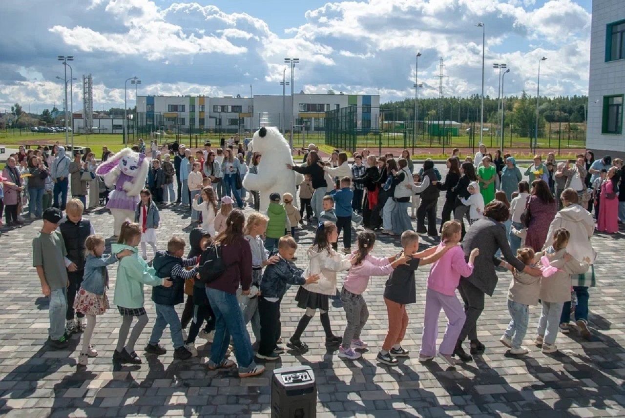 На дне рождения лицея «Гармония» в Лаишевском районе проводили мастер-классы по иероглифам и робототехнике
