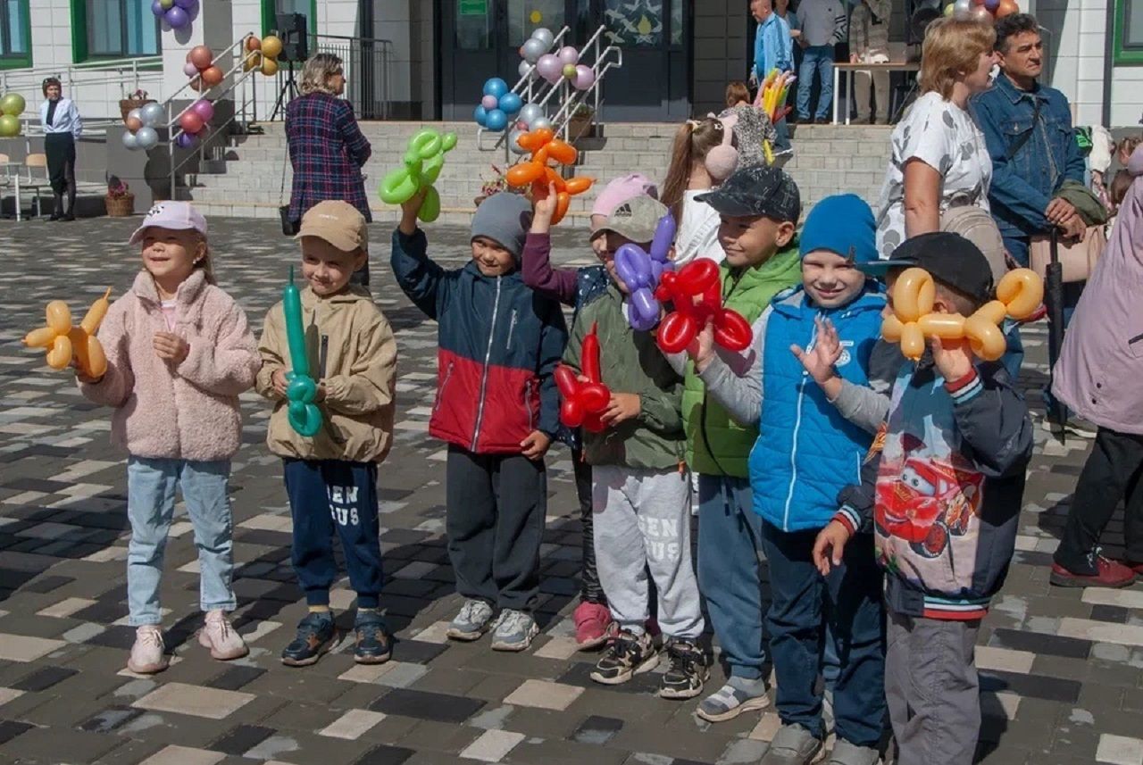 На дне рождения лицея «Гармония» в Лаишевском районе проводили мастер-классы по иероглифам и робототехнике