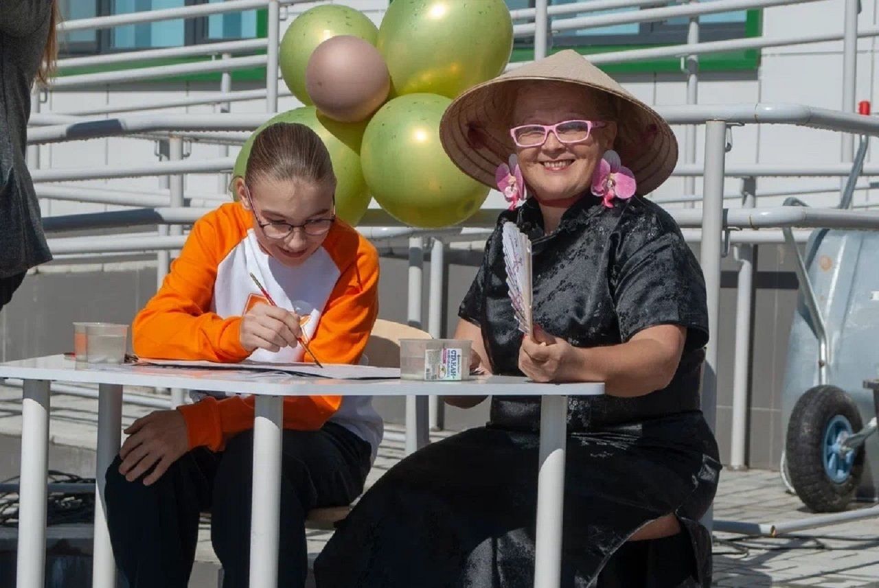 На дне рождения лицея «Гармония» в Лаишевском районе проводили мастер-классы по иероглифам и робототехнике