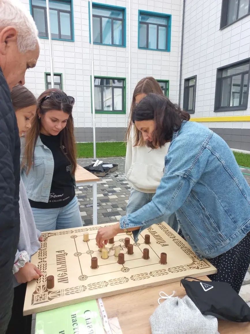 На дне рождения лицея «Гармония» в Лаишевском районе проводили мастер-классы по иероглифам и робототехнике