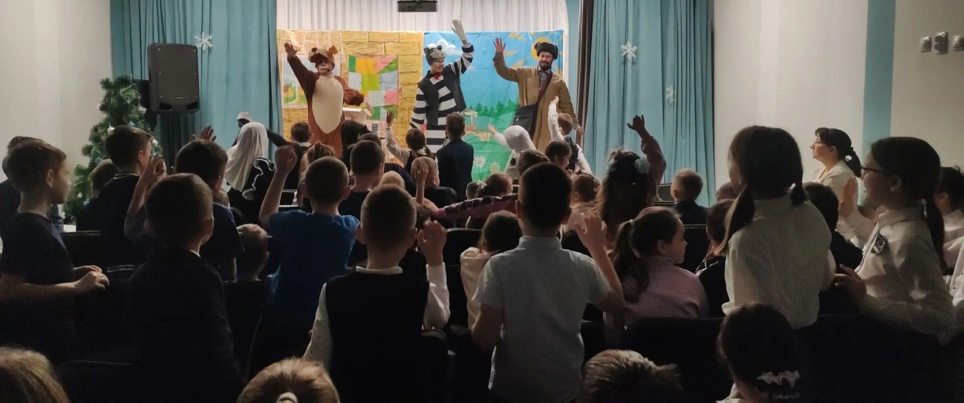 В Кирбинской школе показали спектакль о ПДД