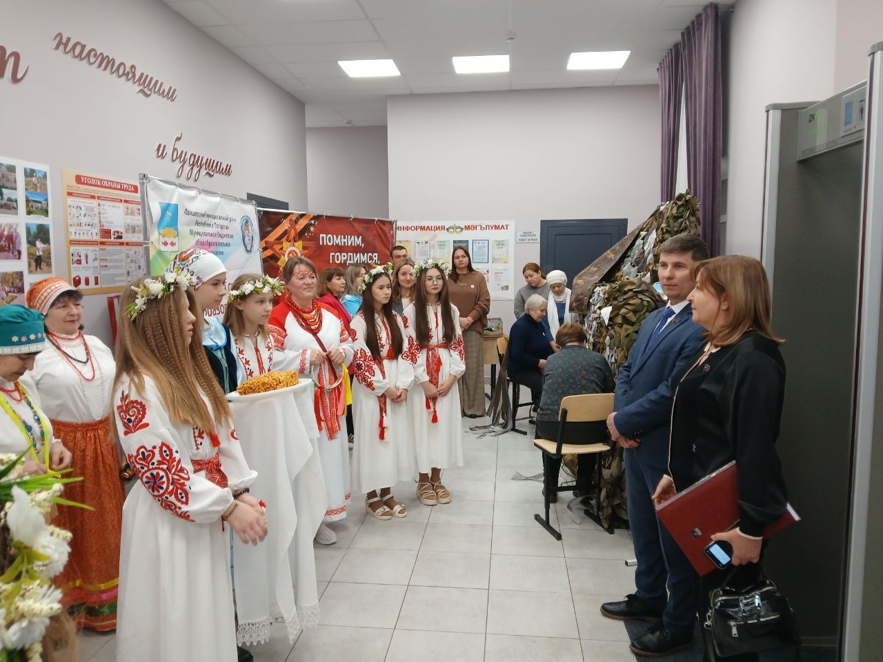 В Нармонском поселении творческие люди — выставка и концерт на встрече с руководством