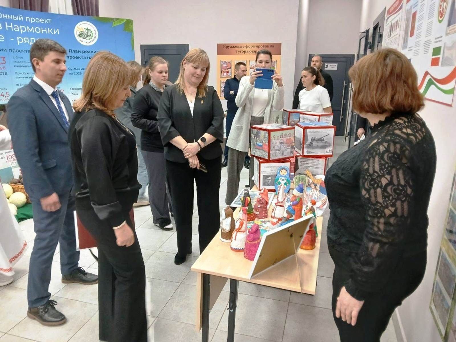 Нармонка җирлегендә иҗат кешеләре — күргәзмә һәм җитәкчелек белән очрашуда концерт