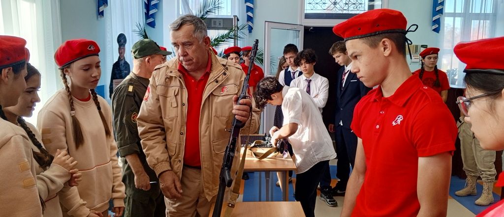 День открытых дверей в ЦВР объединил новичков и опытных юнармейцев