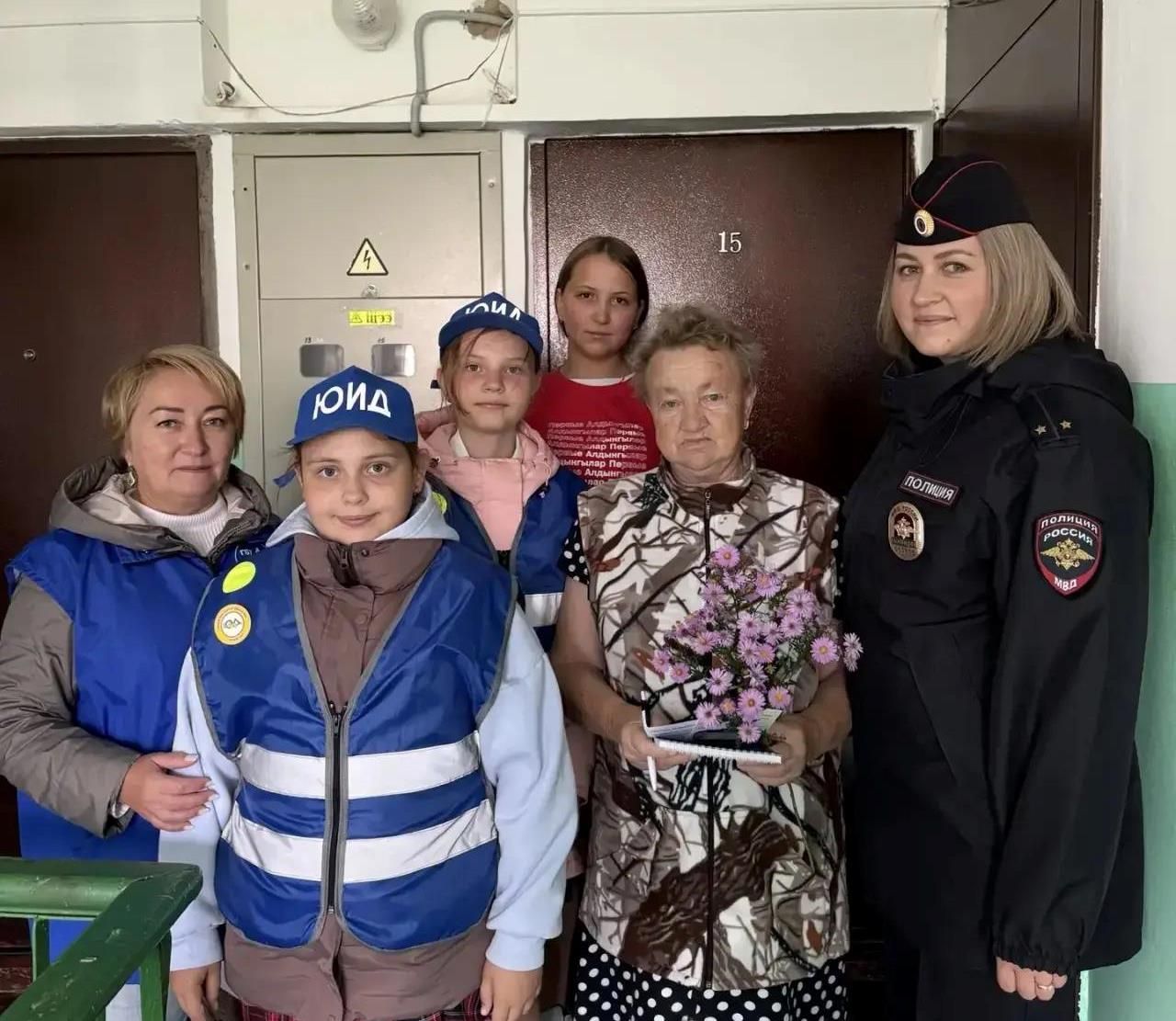 В селе Среднее Девятово поздравили пожилых жителей