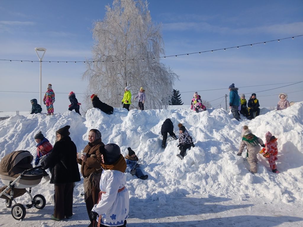 В Лаишеве сегодня проходит широкая Масленица