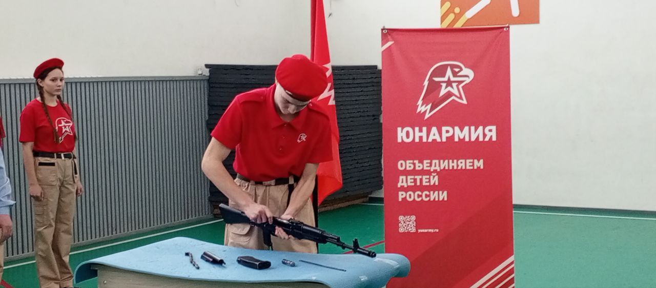 Генерал-майор Бородин вручил юнармейцам Кирбинской школы флаг и удостоверения