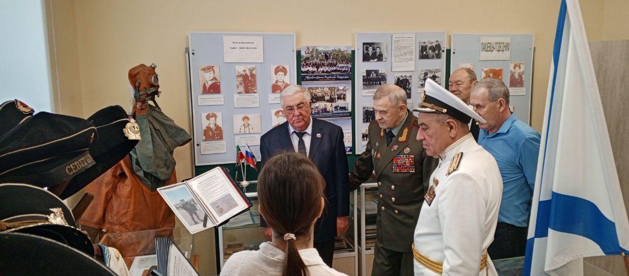Генерал-майор Бородин вручил юнармейцам Кирбинской школы флаг и удостоверения