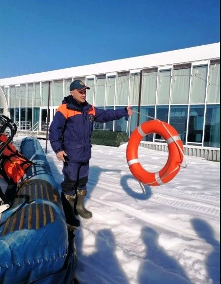 Спасатели научили школьников безопасности на воде и льду