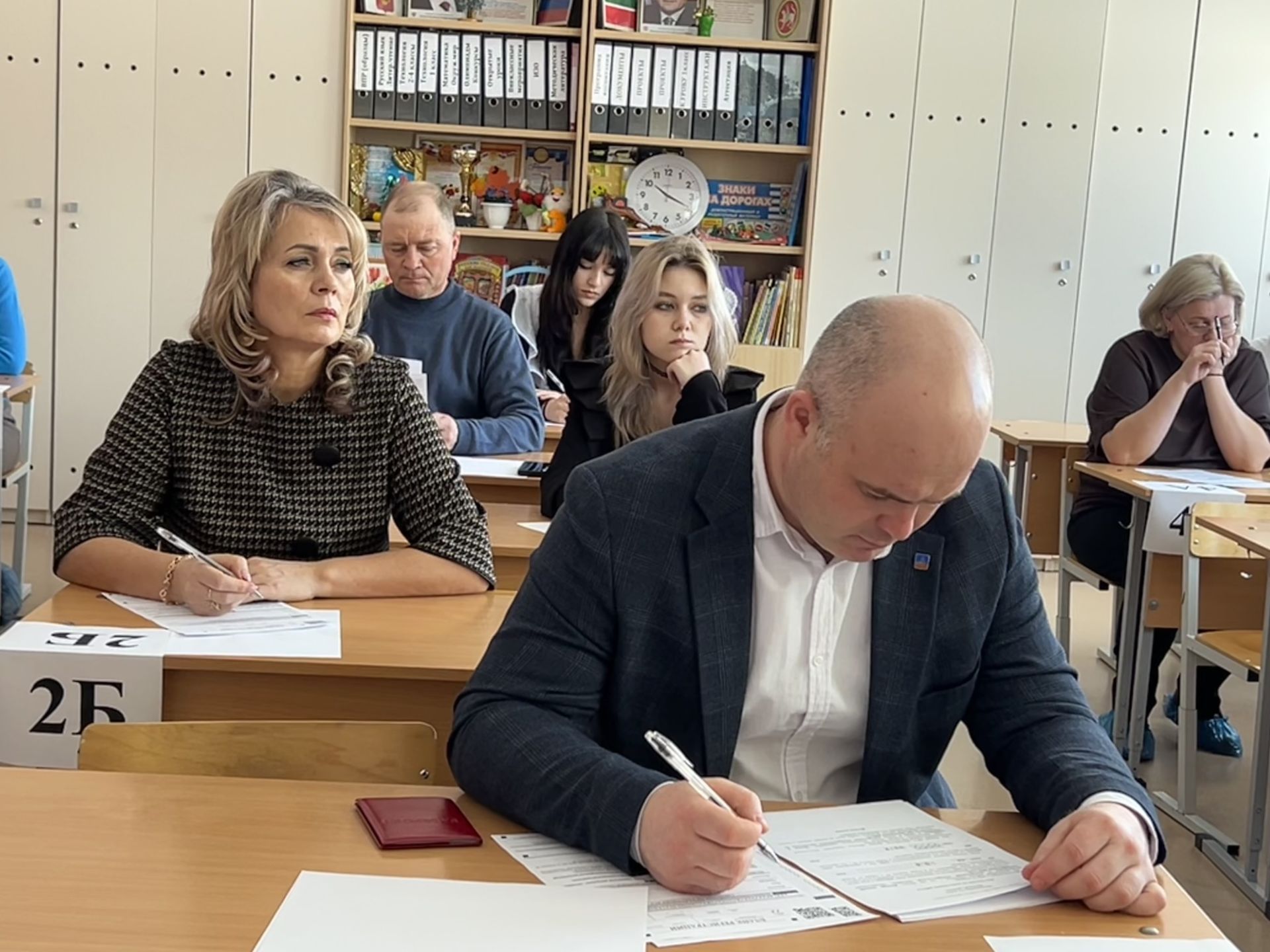 Родители и школьники Лаишево вместе сдали пробный экзамен