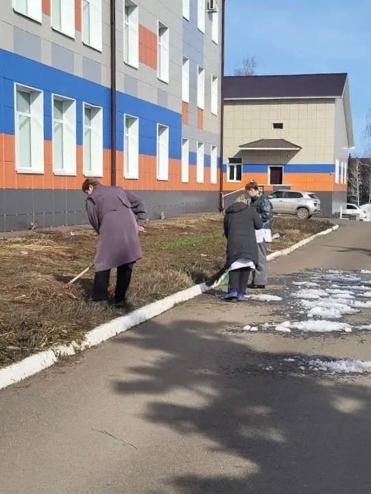 Весенняя уборка в Лаишево: жители объединились для чистоты родного города