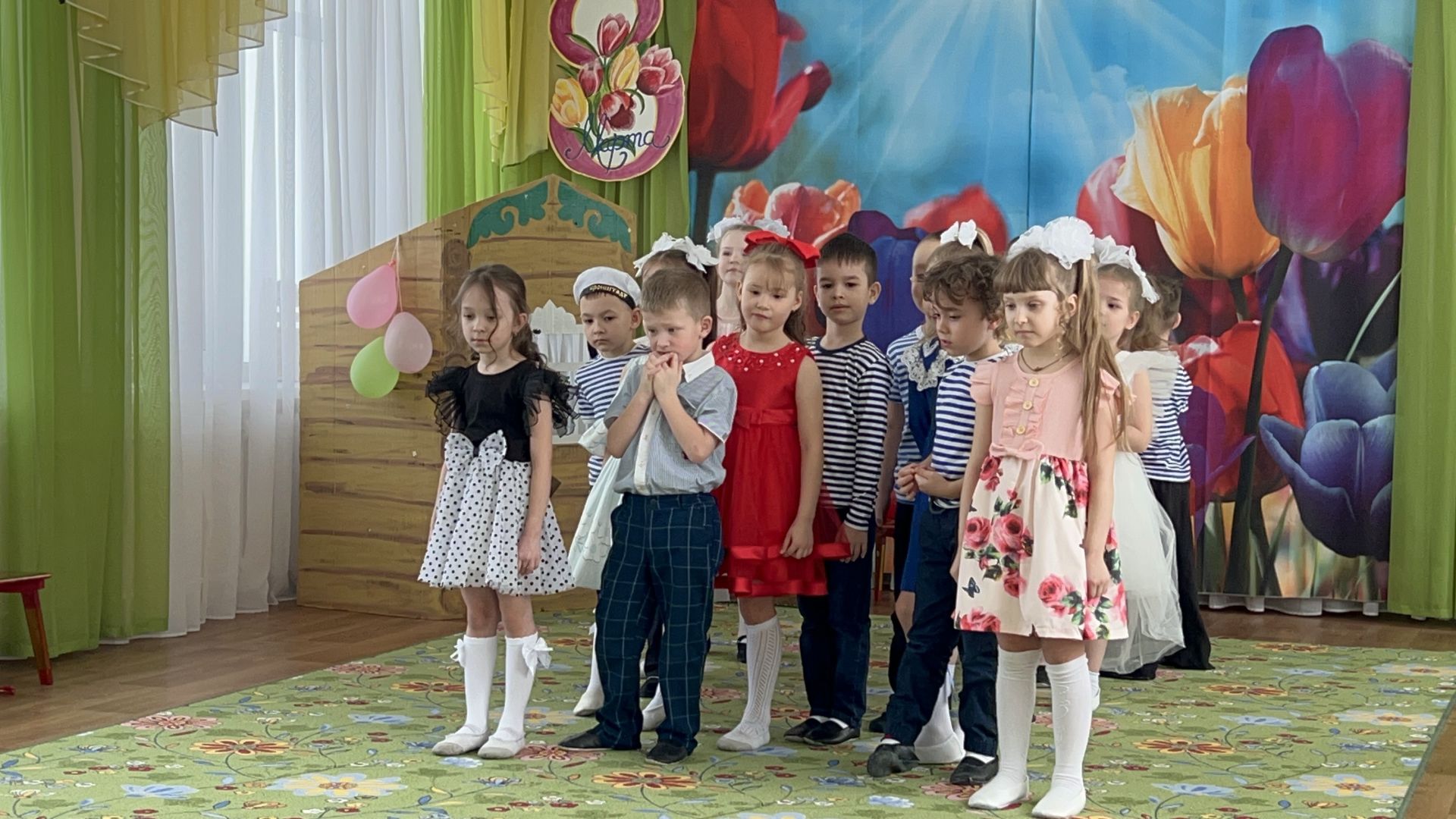 В детском саду «Берёзка» ребята подарили мамам и бабушкам весенний праздник