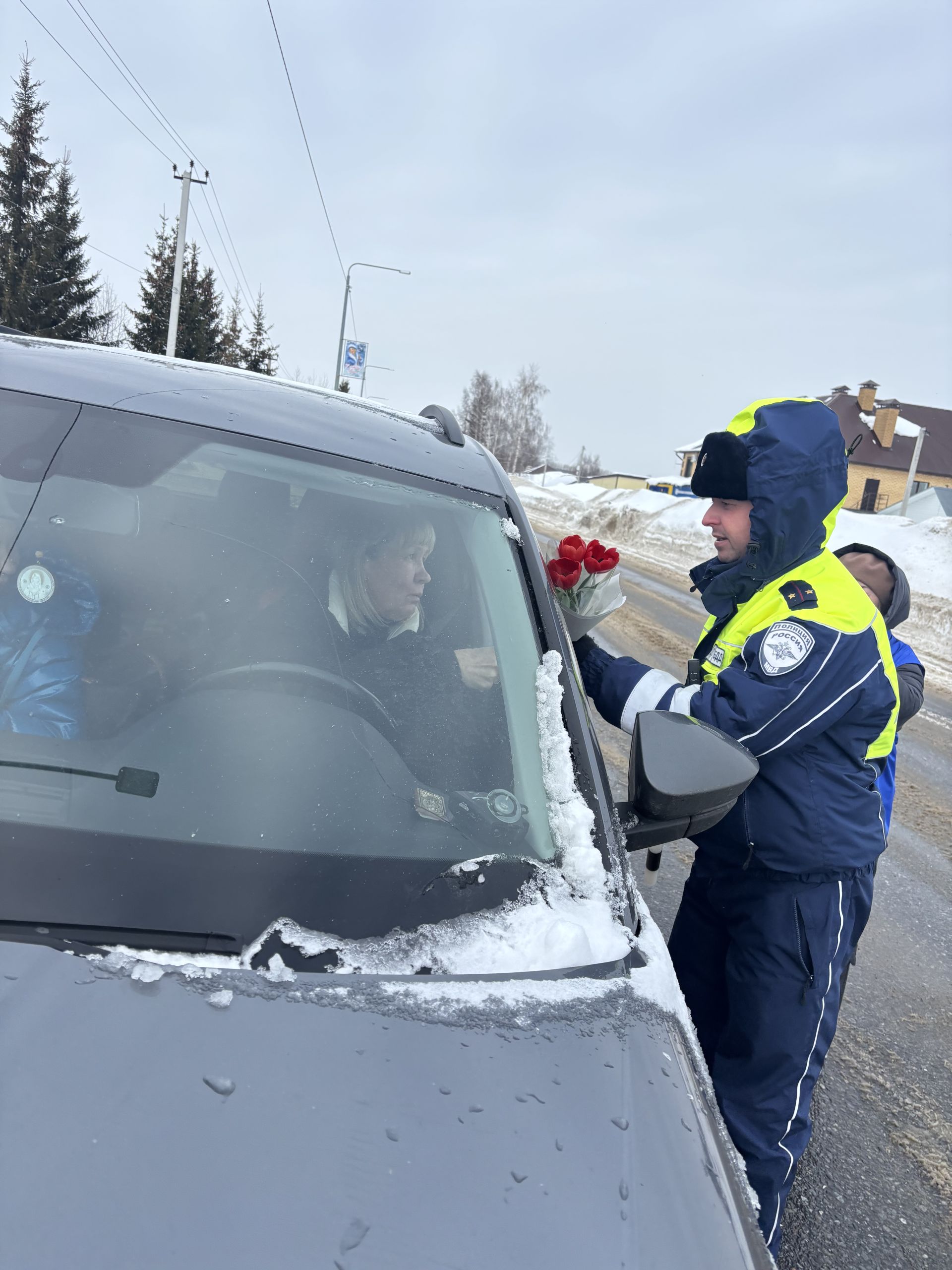 Лаишево в честь 8 Марта встречает автоледи с тюльпанами и теплом