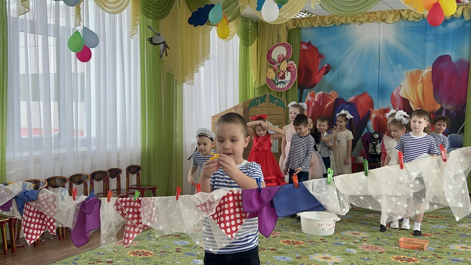 В детском саду «Берёзка» ребята подарили мамам и бабушкам весенний праздник