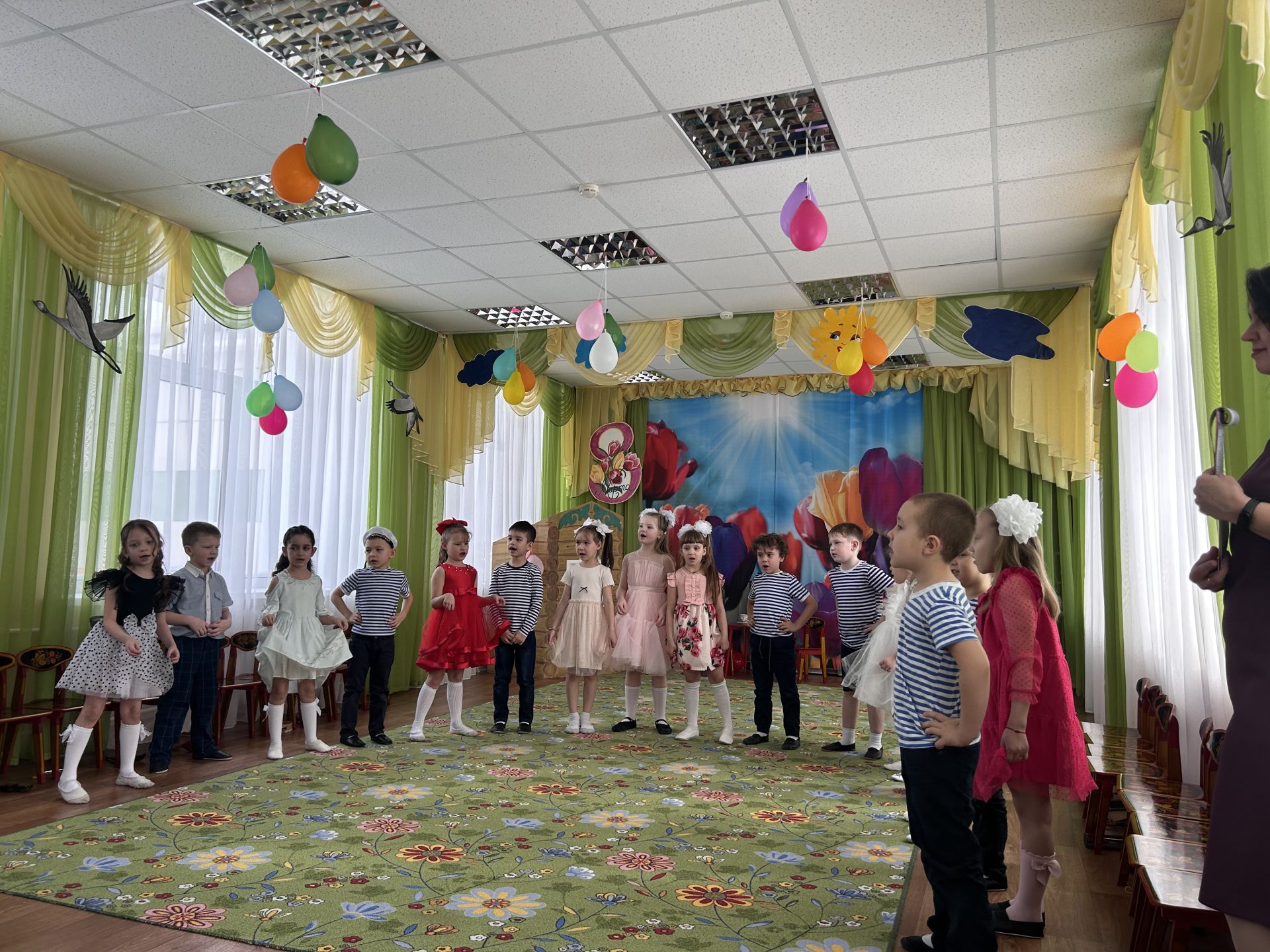 В детском саду «Берёзка» ребята подарили мамам и бабушкам весенний праздник