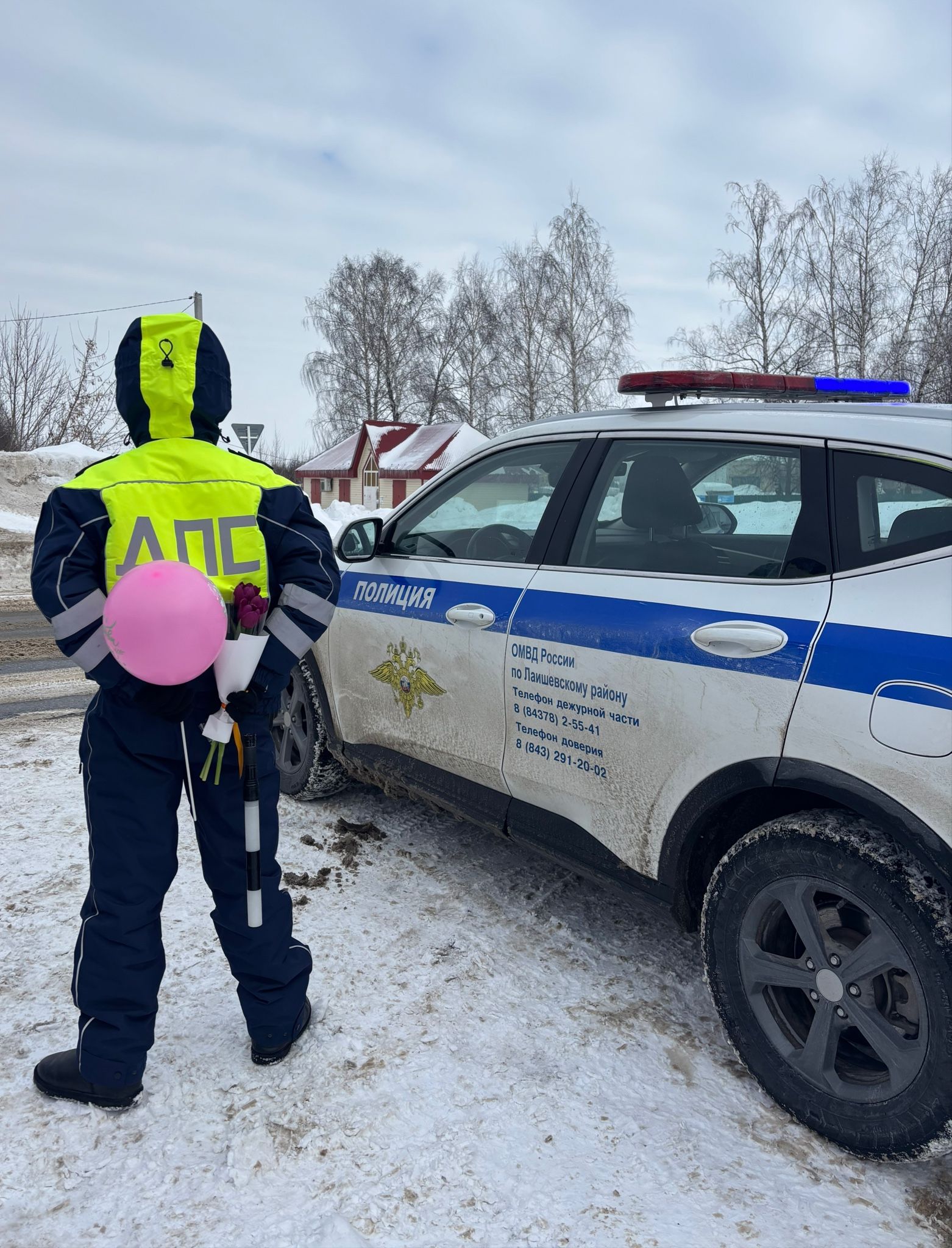 Лаишево в честь 8 Марта встречает автоледи с тюльпанами и теплом