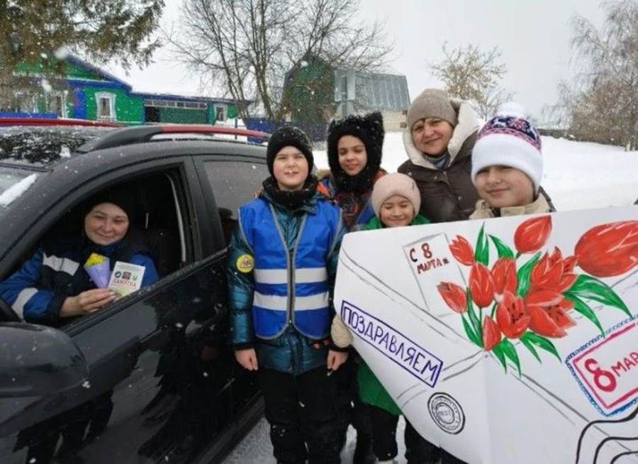 «Язгы куркынычсызлык чәчәк бәйләме» : ЮИД һәм «Беренчеләр» машина йөртүче хатын-кызларны 8 Март белән котлады
