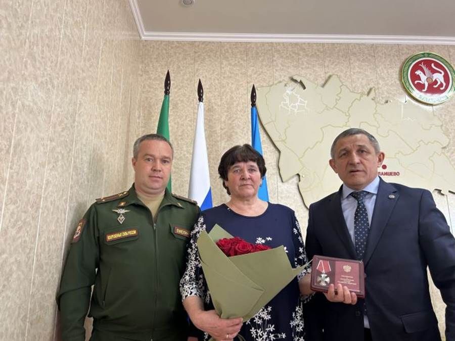 Лаешта район башлыгы МХОда һәлак булган геройларның гаиләләренә бүләкләр тапшырды