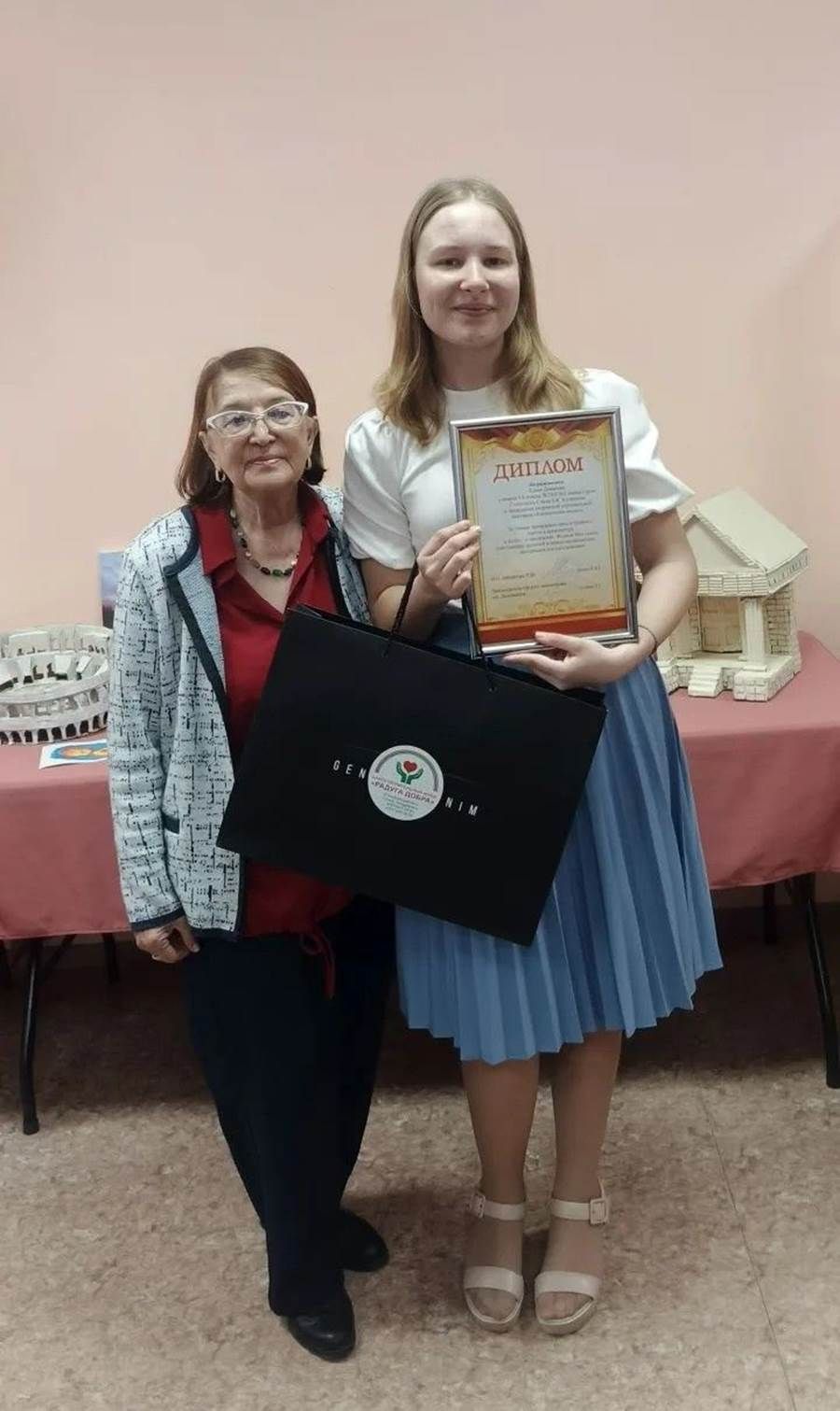 Кәгазьдәге сәнгать һәм күңелдәге яз: Шәфкатьлелек Орденында Кызыл тау бәйрәме һәм күргәзмә узды