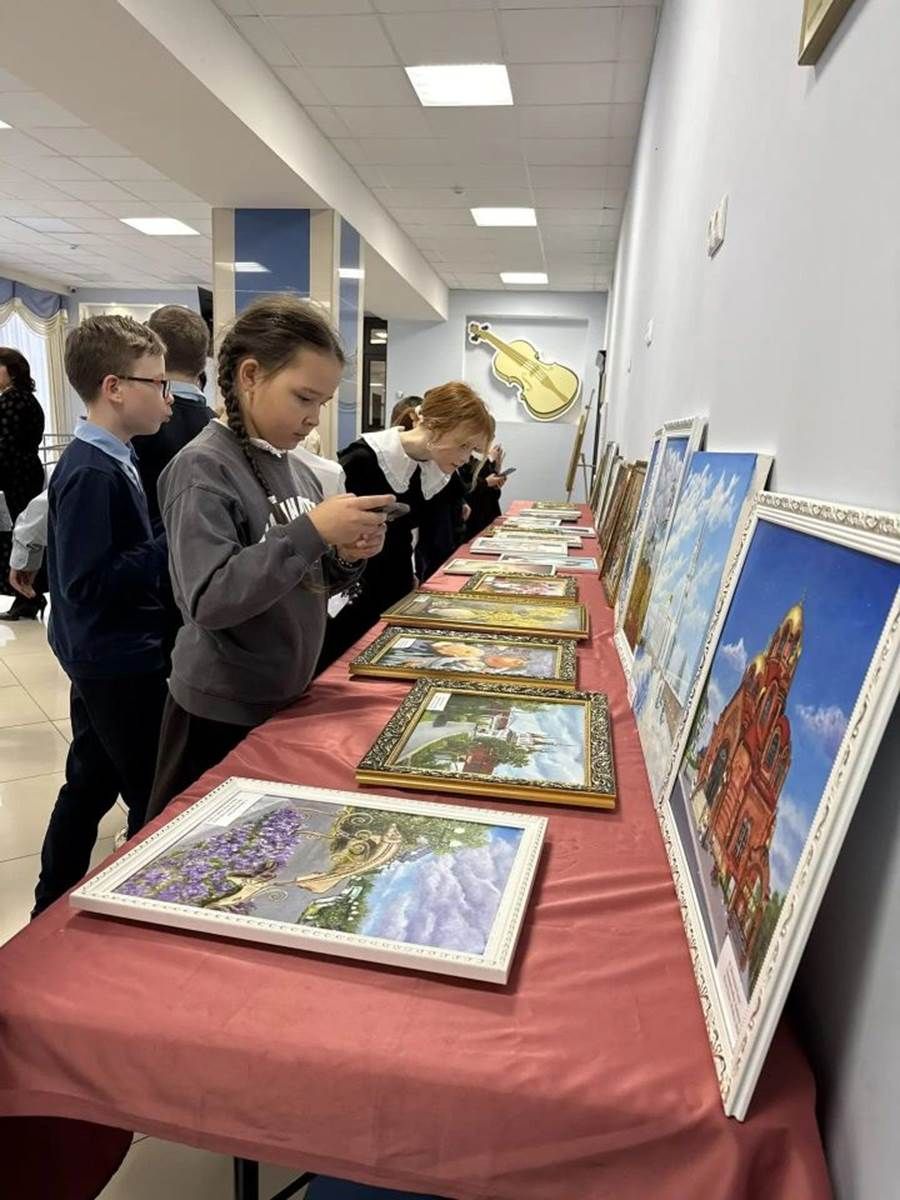 «Төсләрдә тормыш гармониясе»: Елена Дильмеева күргәзмәсе — җан белән сәнгать диалогы