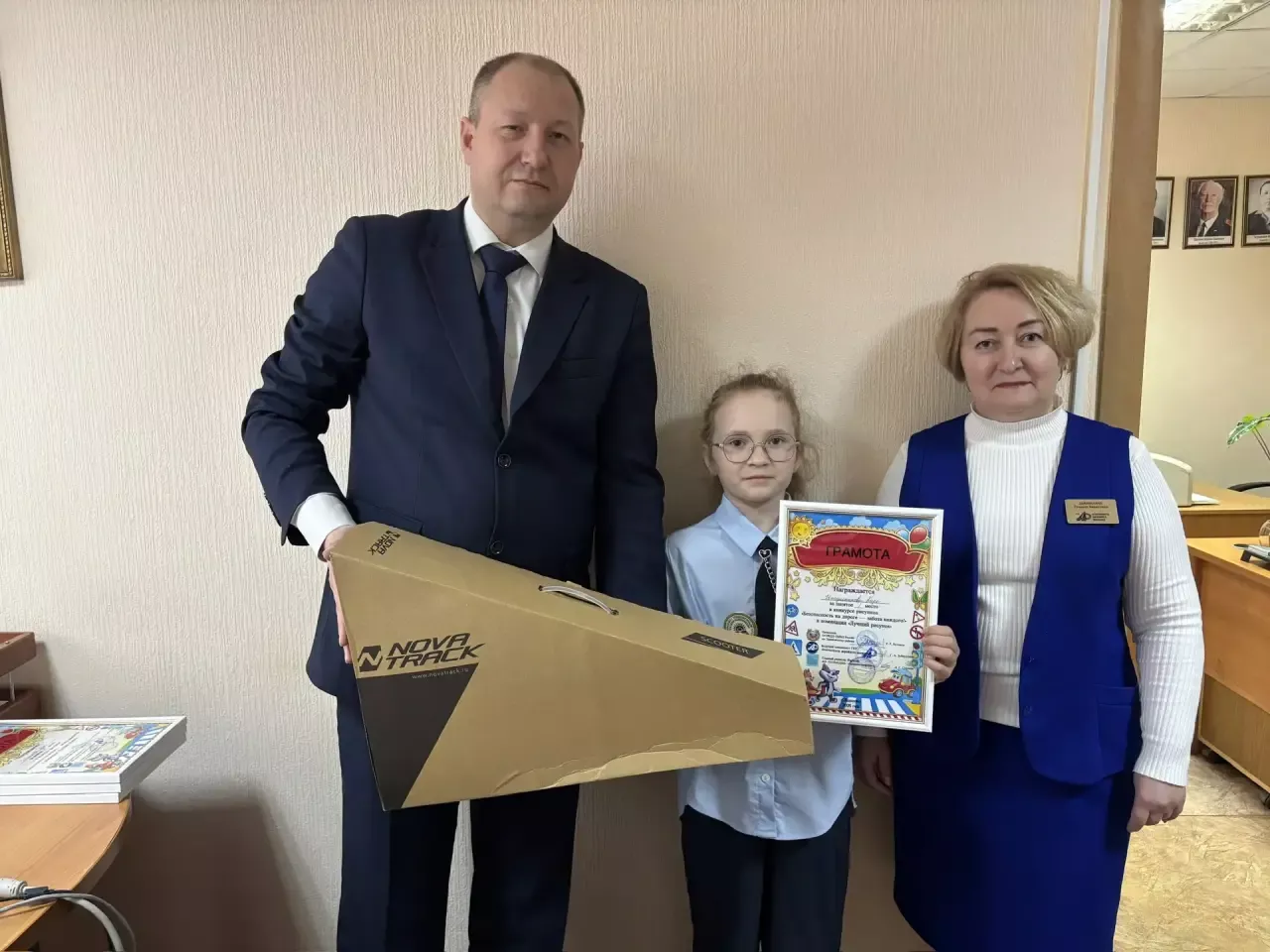 В редакции газеты «Камская новь» поздравили победителей районного конкурса детского творчества, посвящённого безопасности на дороге.