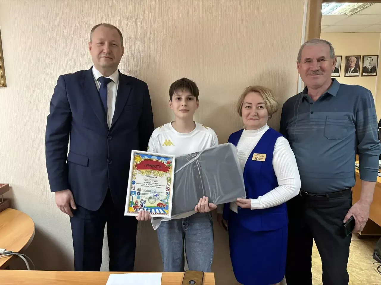 В редакции газеты «Камская новь» поздравили победителей районного конкурса детского творчества, посвящённого безопасности на дороге.