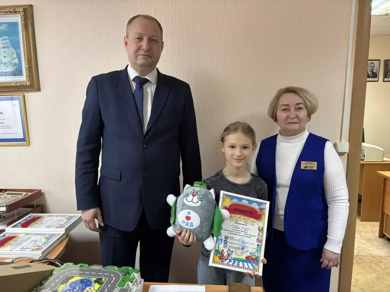В редакции газеты «Камская новь» поздравили победителей районного конкурса детского творчества, посвящённого безопасности на дороге.