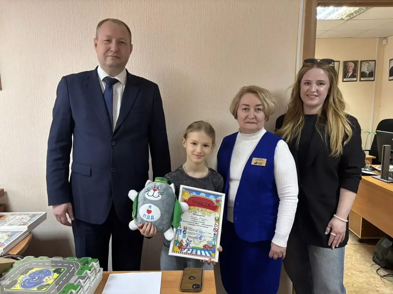 В редакции газеты «Камская новь» поздравили победителей районного конкурса детского творчества, посвящённого безопасности на дороге.