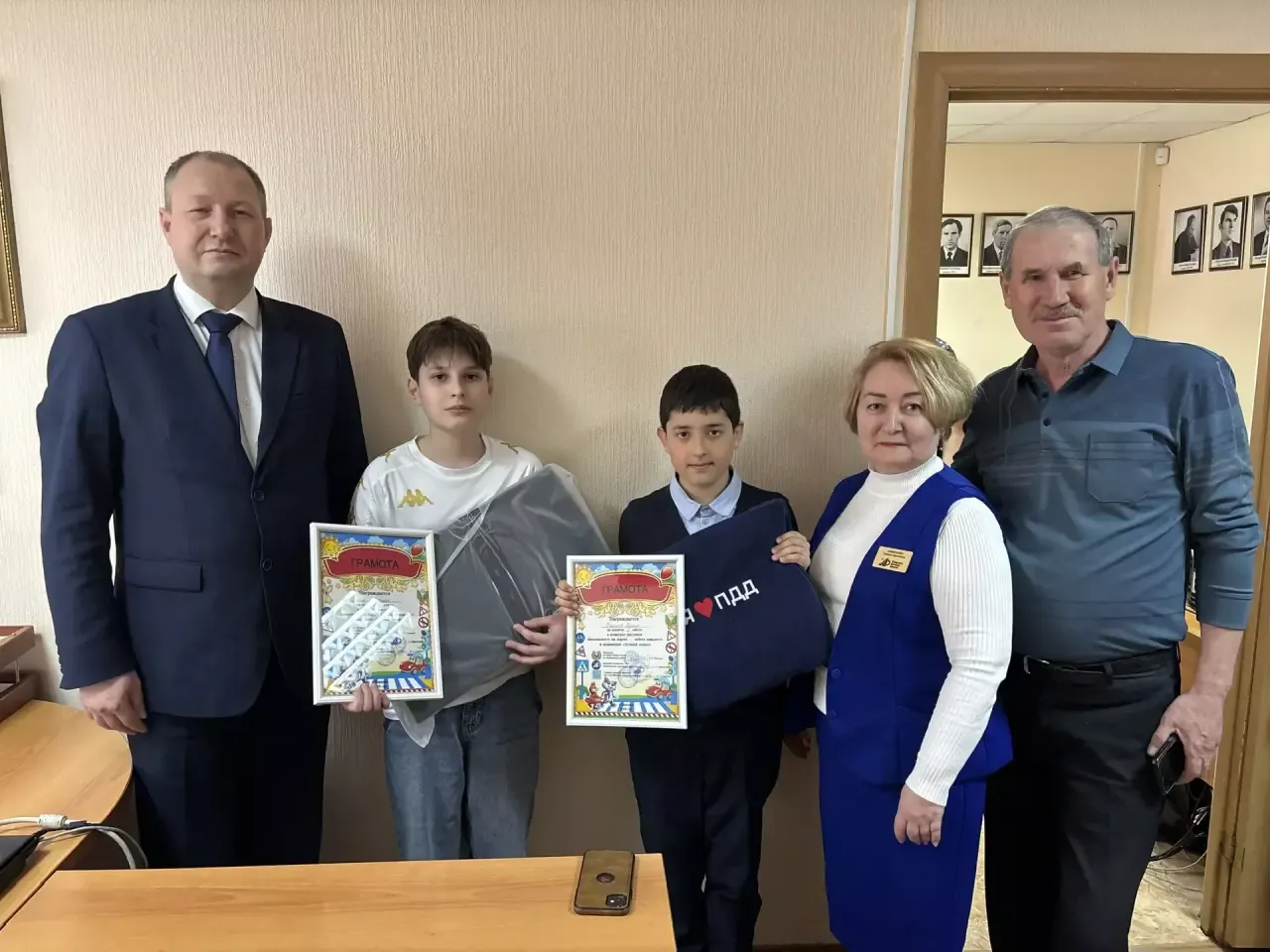 В редакции газеты «Камская новь» поздравили победителей районного конкурса детского творчества, посвящённого безопасности на дороге.