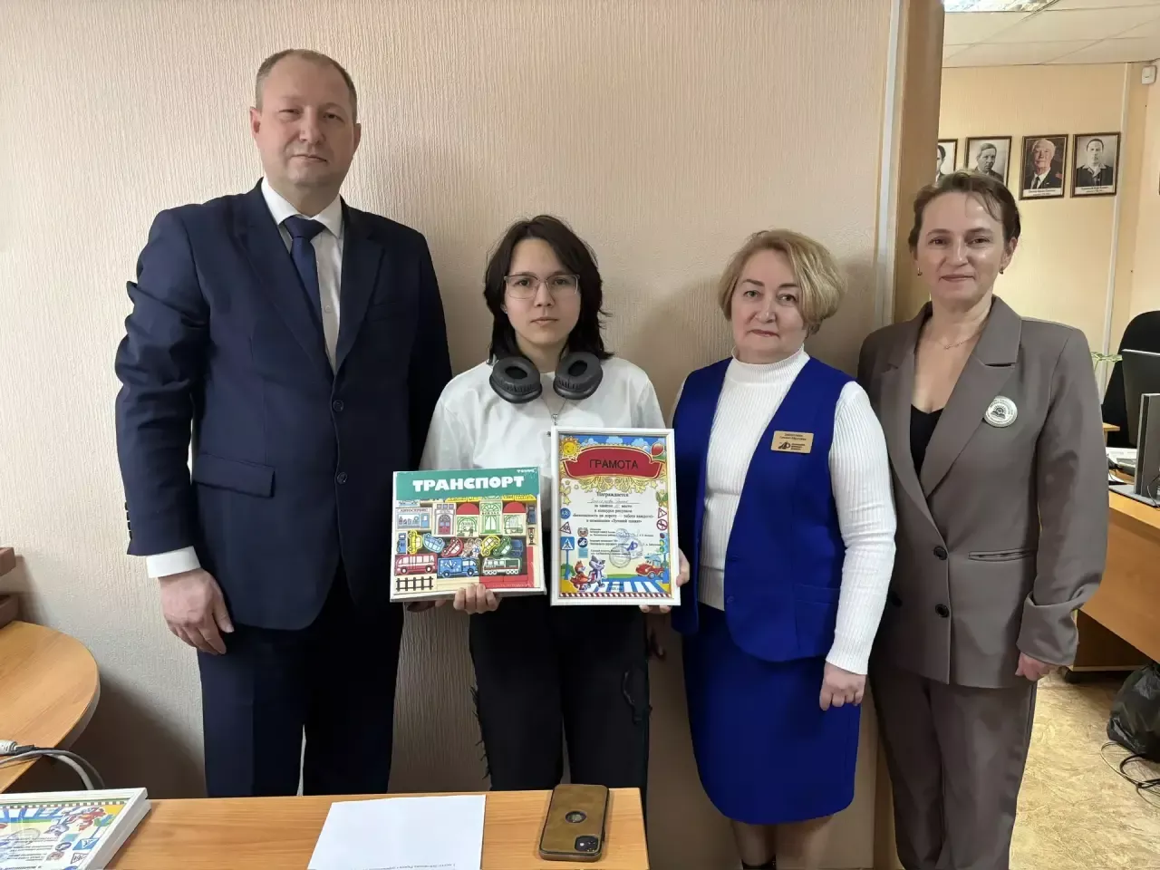 В редакции газеты «Камская новь» поздравили победителей районного конкурса детского творчества, посвящённого безопасности на дороге.