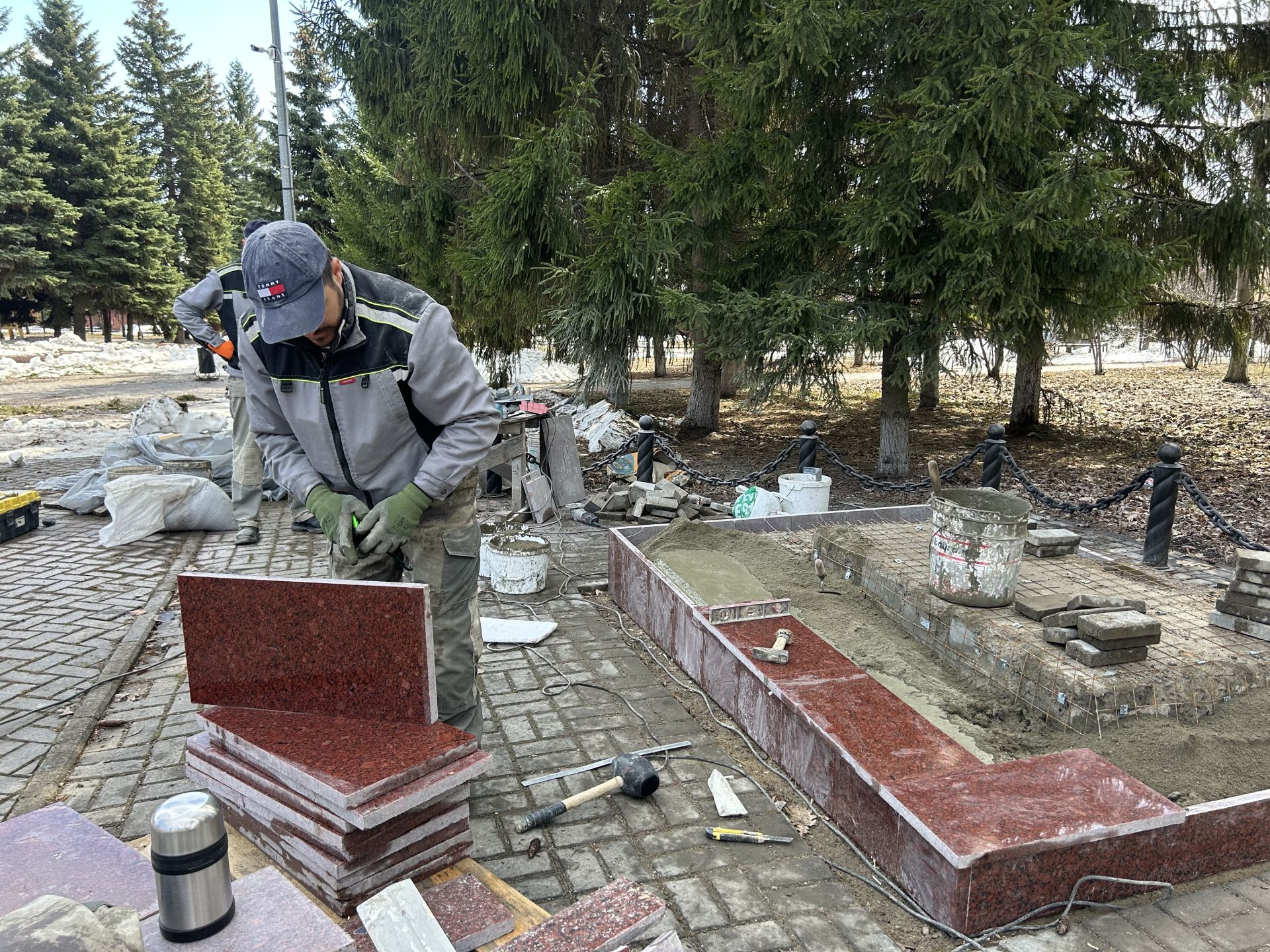 В Лаишево началось обновление памятника труженикам тыла