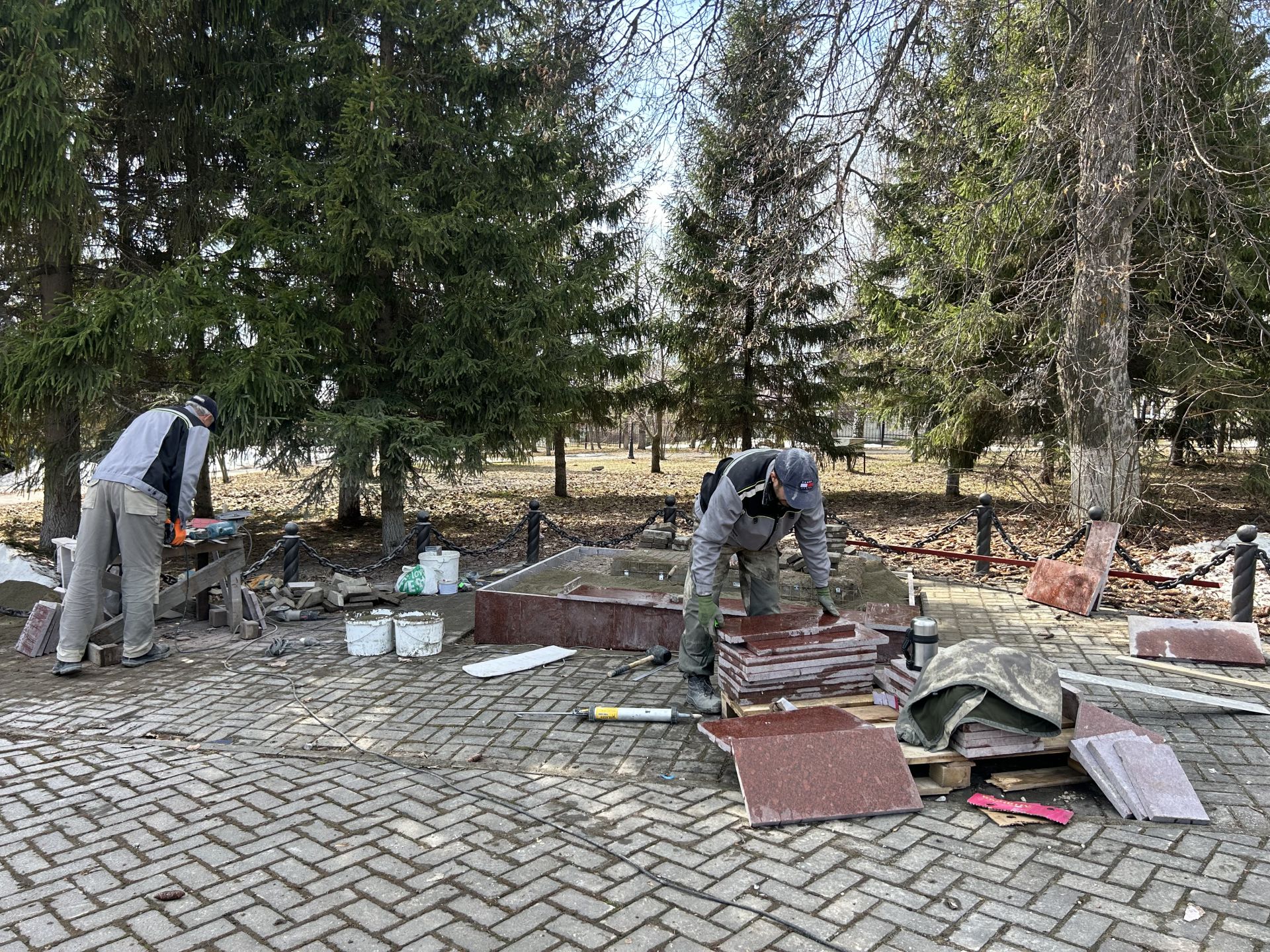 В Лаишево началось обновление памятника труженикам тыла