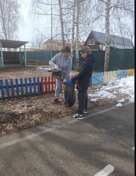 В Лаишево чистота начинается не с трибуны, а с метлы в руках