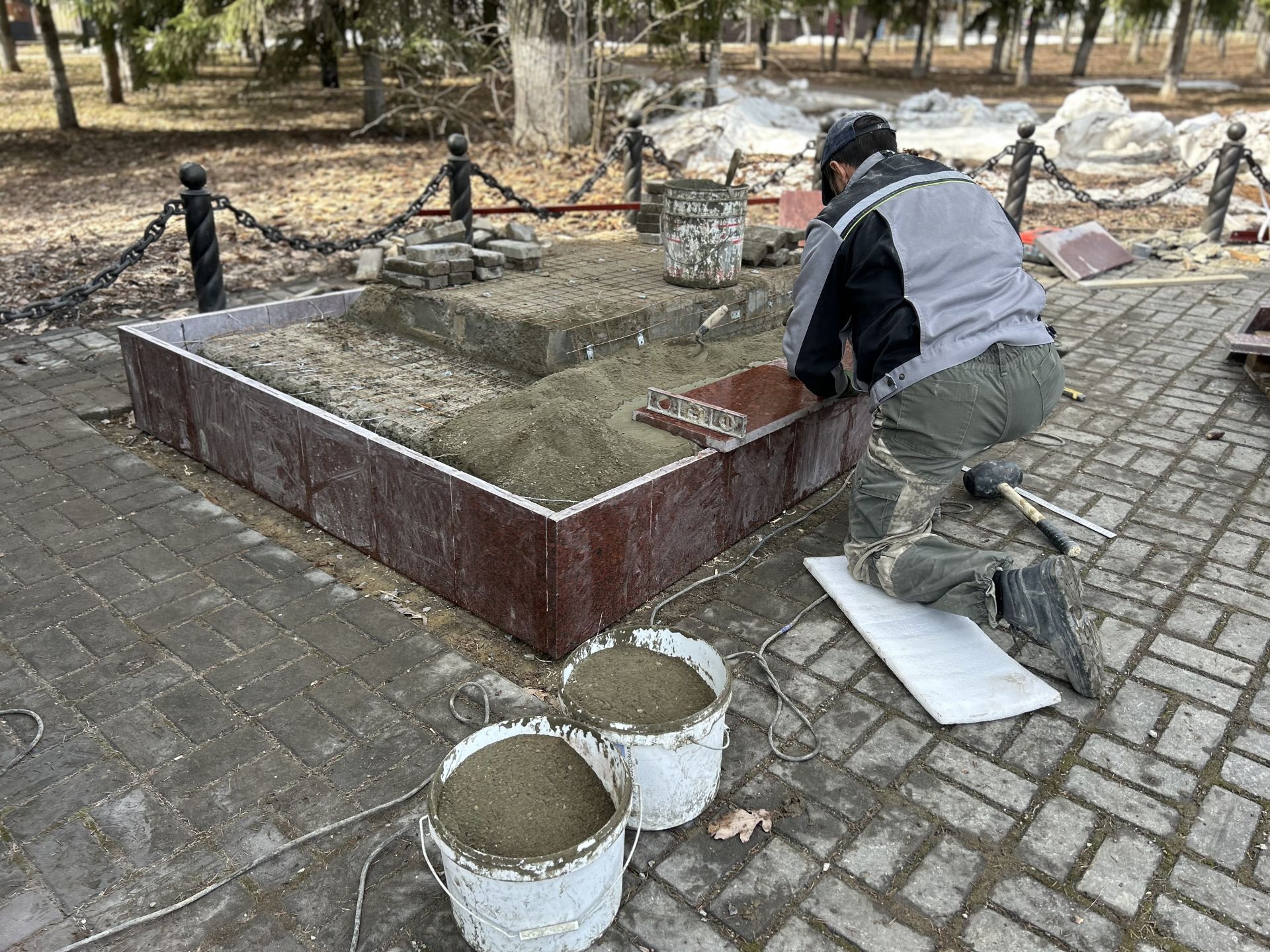 В Лаишево началось обновление памятника труженикам тыла