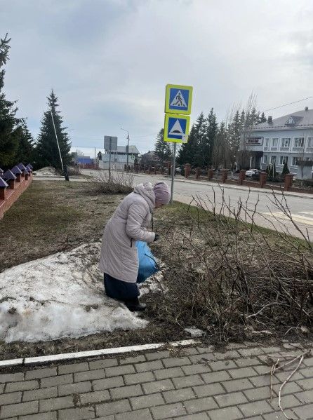 В Лаишево чистота начинается не с трибуны, а с метлы в руках