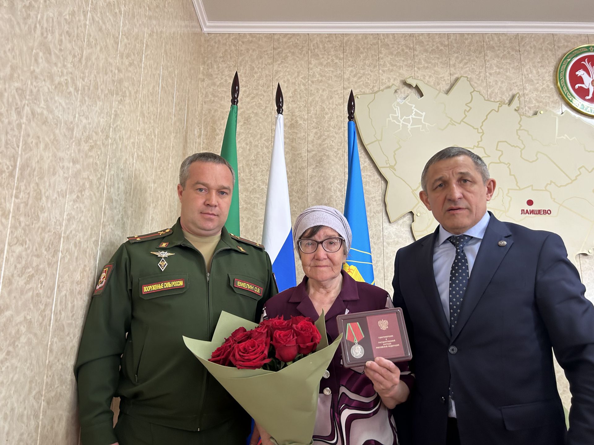 В Лаишево глава района вручил награды семьям погибших в СВО героев