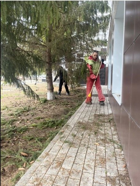 В Лаишево чистота начинается не с трибуны, а с метлы в руках