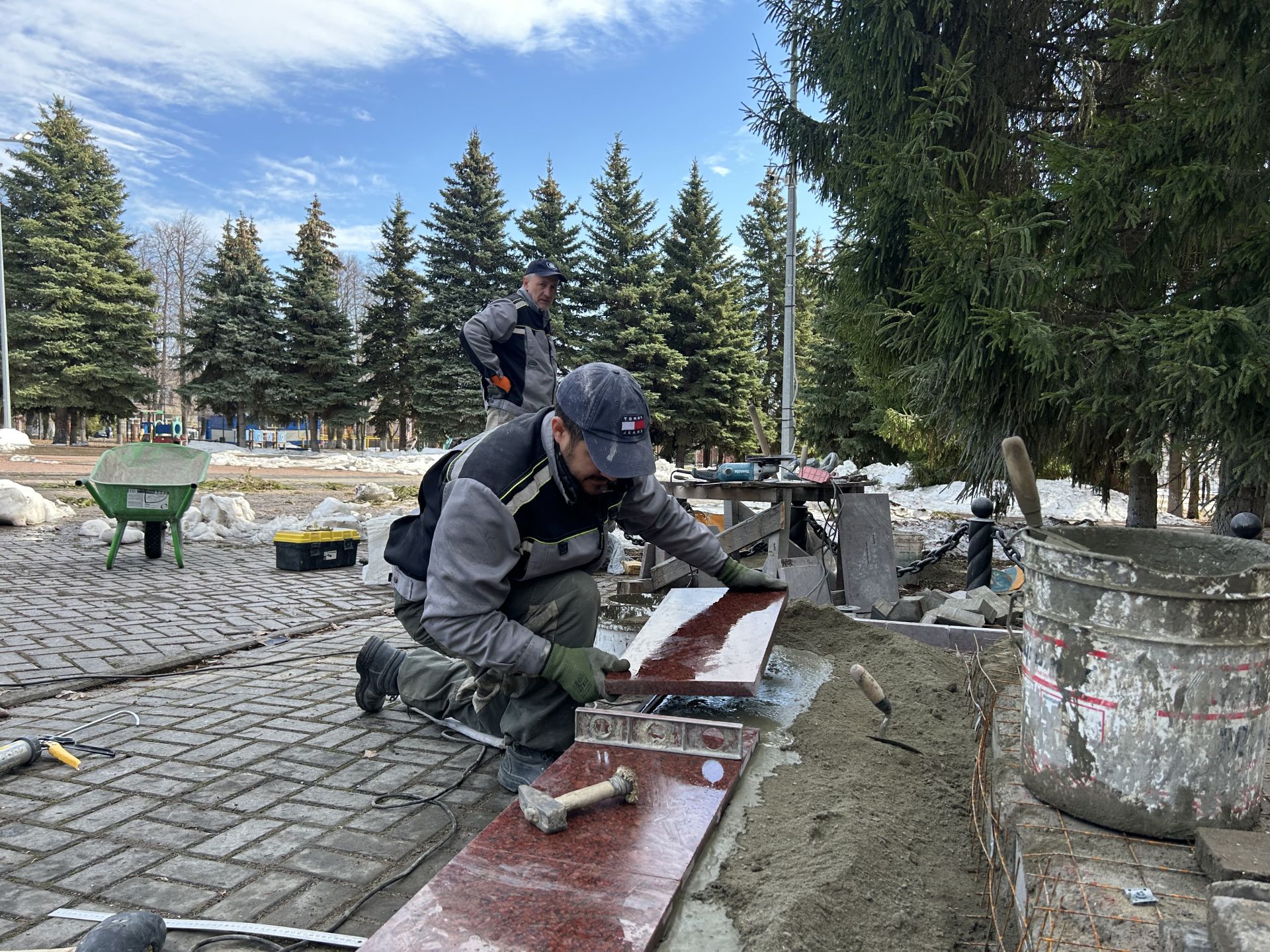 В Лаишево началось обновление памятника труженикам тыла