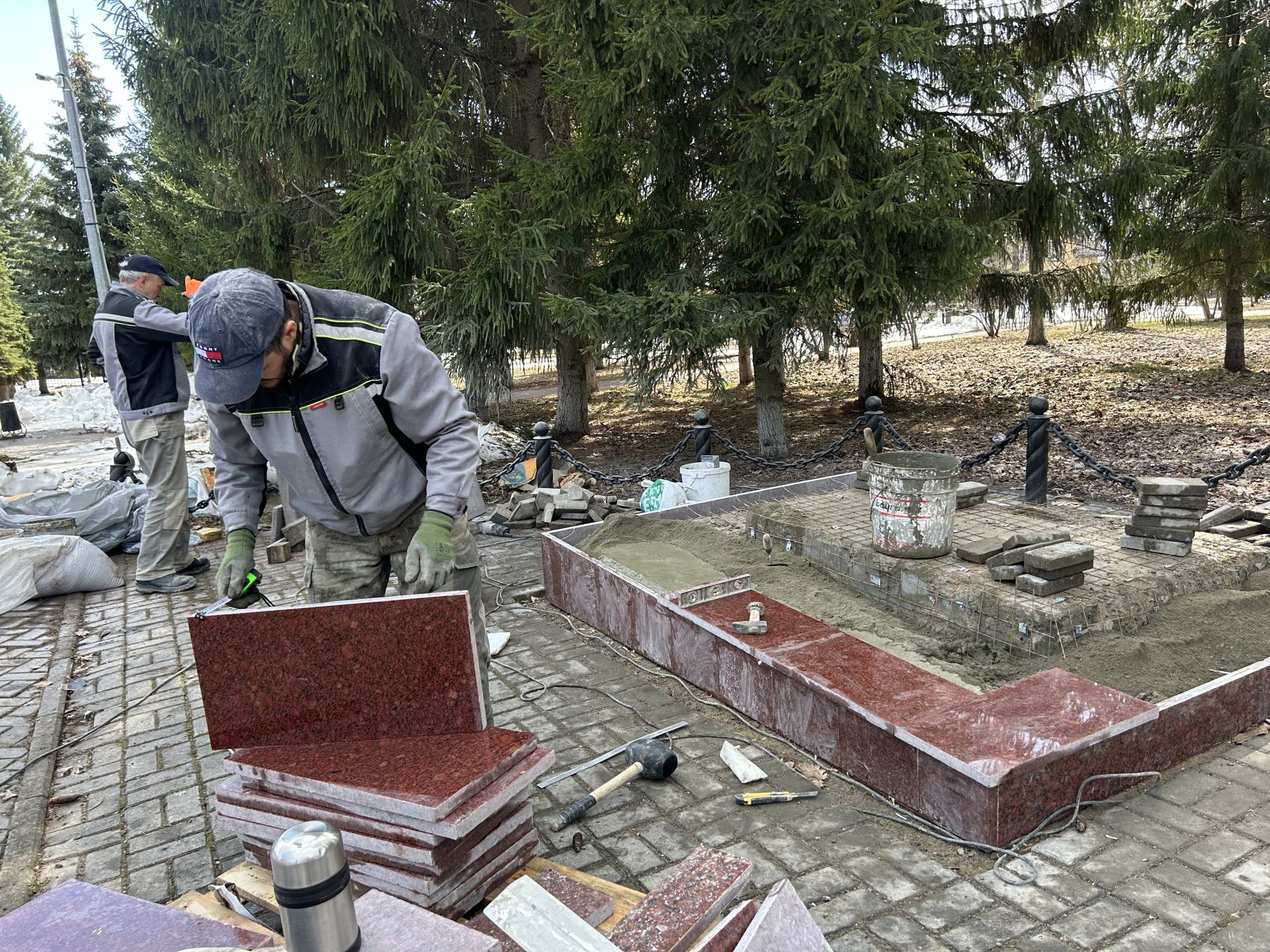 В Лаишево началось обновление памятника труженикам тыла