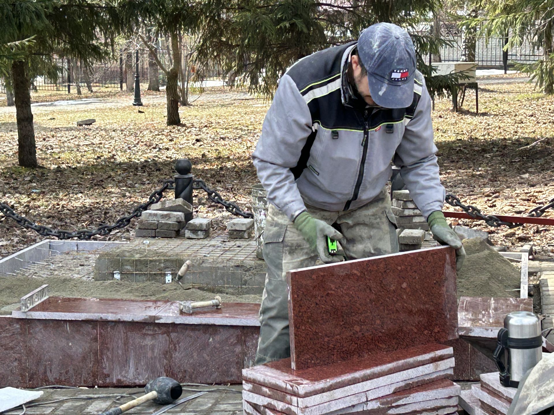 В Лаишево началось обновление памятника труженикам тыла