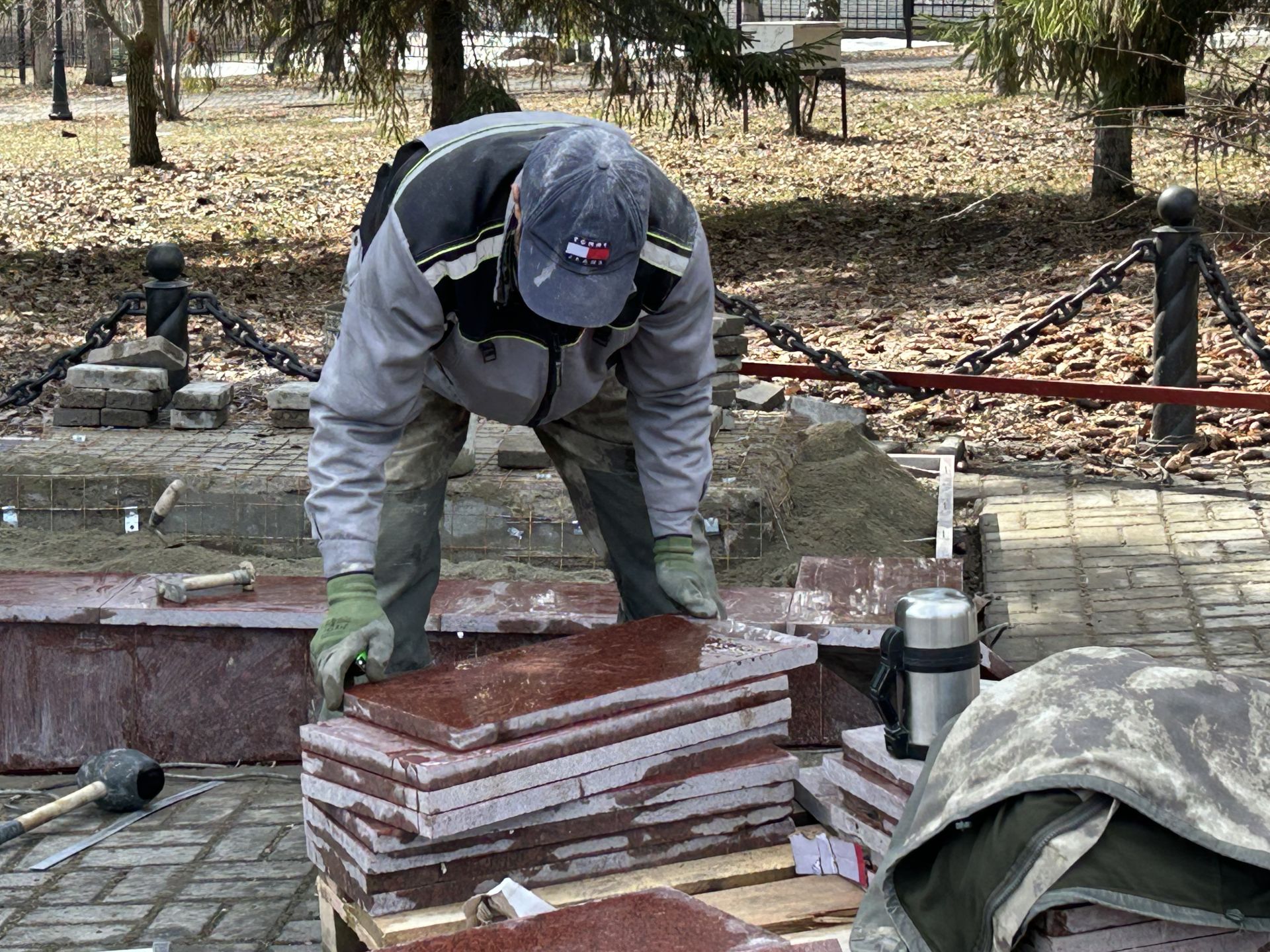В Лаишево началось обновление памятника труженикам тыла