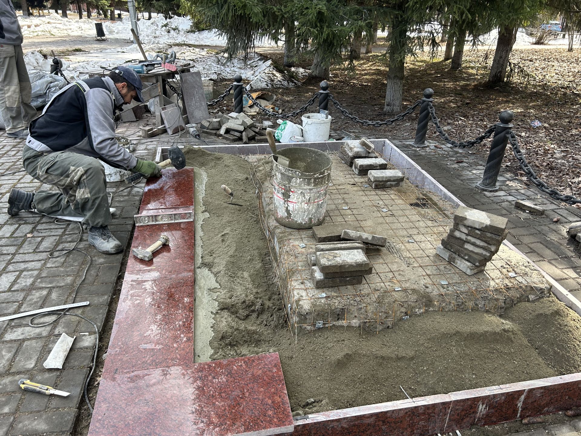 В Лаишево началось обновление памятника труженикам тыла