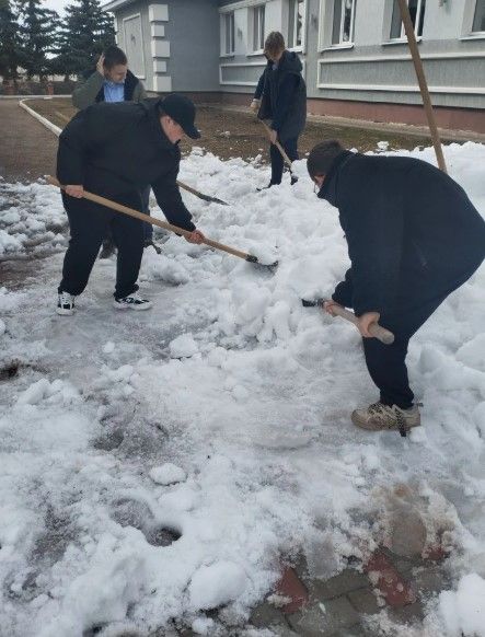 В Лаишево чистота начинается не с трибуны, а с метлы в руках