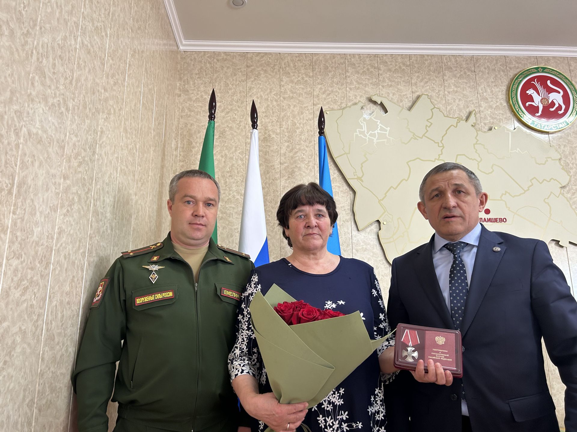 В Лаишево глава района вручил награды семьям погибших в СВО героев