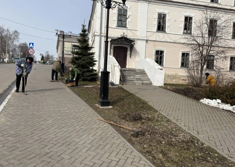 В Лаишево чистота начинается не с трибуны, а с метлы в руках